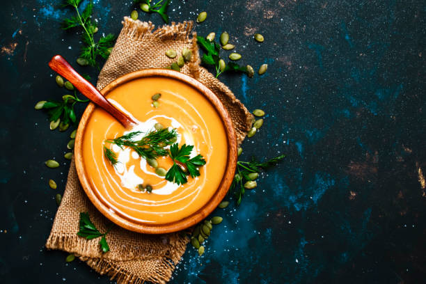 木製のボウルに�カボチャ風味スープ - thanksgiving vegetarian food pumpkin soup ストックフォトと画像