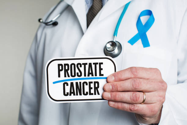lekarz z stetoskopem w białym płaszczu laboratoryjnym trzymającym znak czytania raka prostaty - adult blue caucasian doctor zdjęcia i obrazy z banku zdjęć