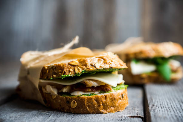smörgås med spannmål bröd, kyckling, pesto och ost på den rustika trä bakgrunden - cheese sandwich bildbanksfoton och bilder