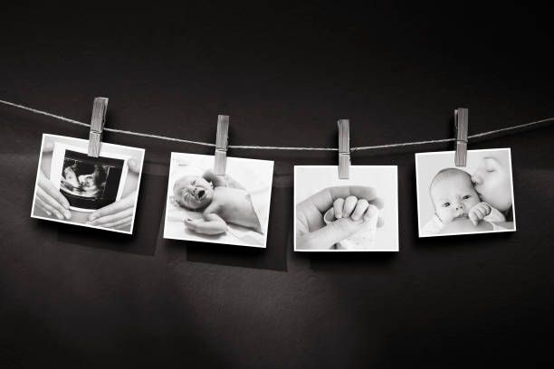 collage von schwarz-weiß fotos geschichte eines neugeborenen und mutter an der wäscheleine auf eine strukturierte wand hintergrund hängen. - neugeborenes fotos stock-fotos und bilder
