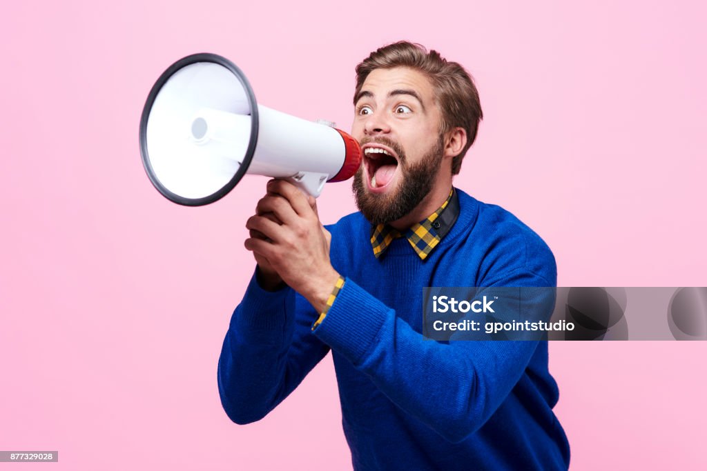 Mann schreit in ein Megaphon - Lizenzfrei Megafon Stock-Foto