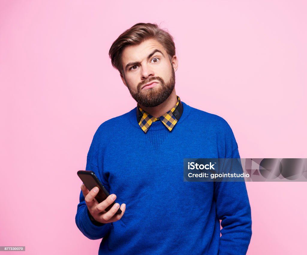 Hombre sorprendido con teléfono móvil - Foto de stock de Hombres libre de derechos