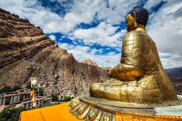 estátua de buda e mosteiro de hemis. ladakh - tibetan buddhism fotos - fotografias e filmes do acervo