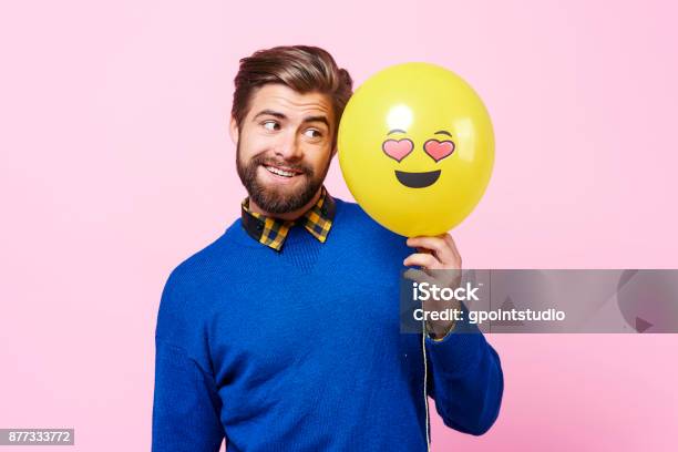 Foto de No Amor Excêntrico Com Balão Sonhando e mais fotos de stock de Homens - Homens, Balão - Decoração, Excêntrica