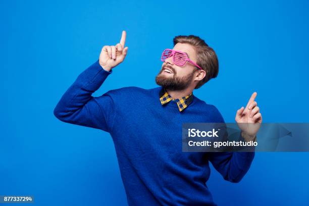 Uomo Con Occhiali Da Sole Che Ballano Allo Scatto In Studio - Fotografie stock e altre immagini di Uomini