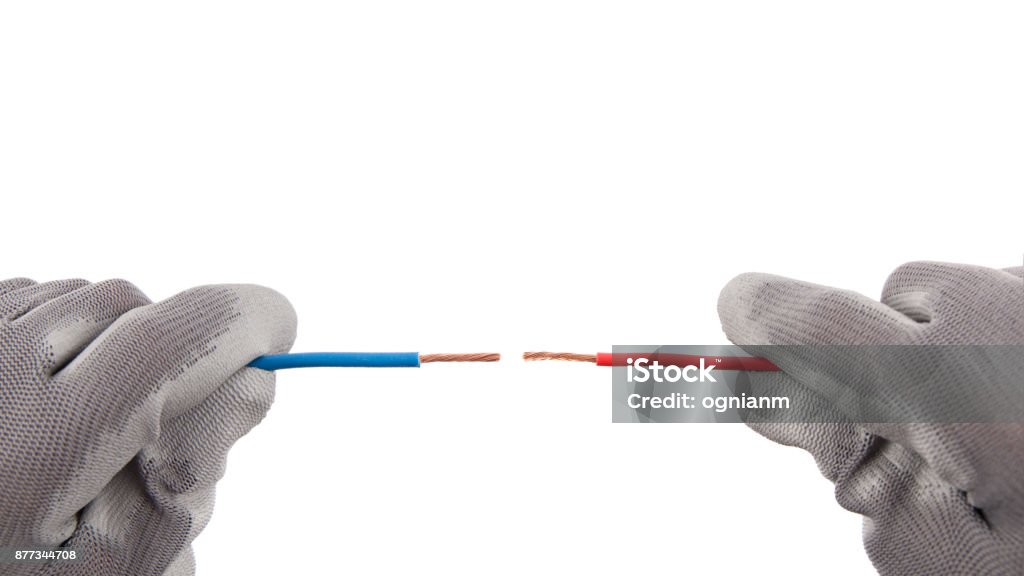 Conexión de los cables rojo y azul - Foto de stock de Cable de conducción eléctrica libre de derechos