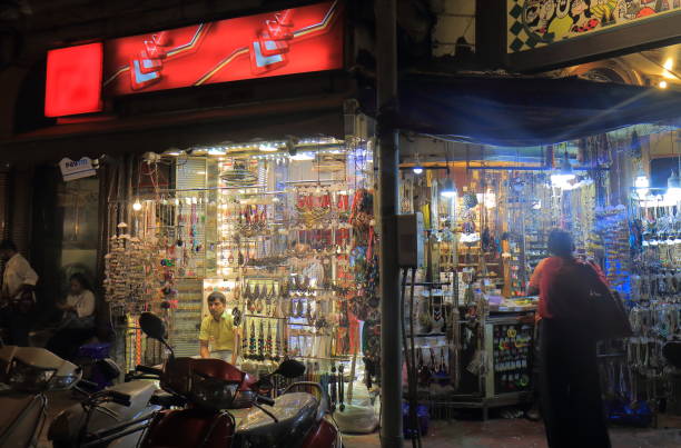 mercado nocturno de calle mumbai india - carretera sobre agua fotografías e imágenes de stock