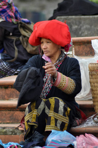 red dao woman with a red turban. sa pa, northern vietnam - 16315 imagens e fotografias de stock