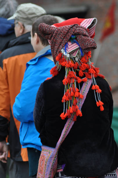 red dao woman with a red turban. sa pa, northern vietnam - 16312 imagens e fotografias de stock