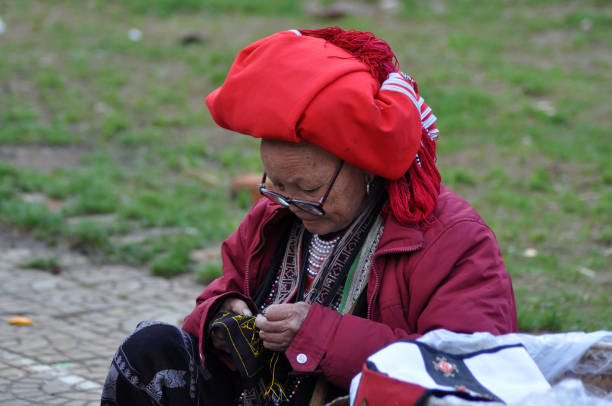 red dao frau mit einem roten turban. sa pa, nord-vietnam - 16318 stock-fotos und bilder