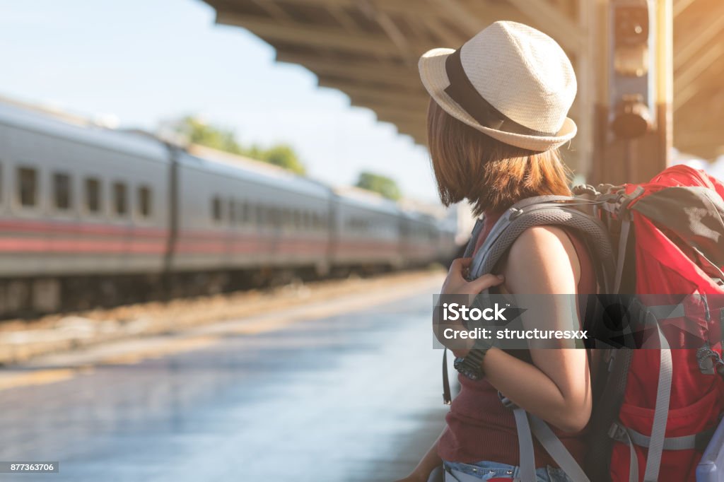 Viajar a Tailandia. Joven esperando un tren para su viaje - Foto de stock de Tren libre de derechos