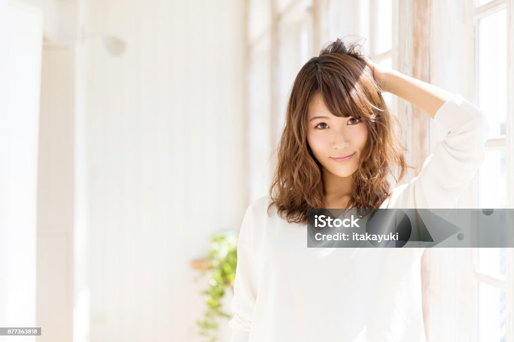 attraktive asiatische Frau im Wohnzimmer - Lizenzfrei Frauen Stock-Foto