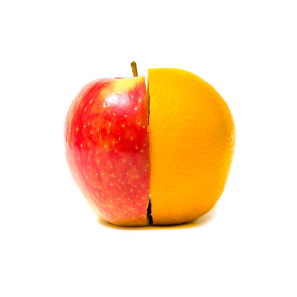 mitades de una manzana y de naranja la fruta - comparison apple orange isolated fotografías e imágenes de stock