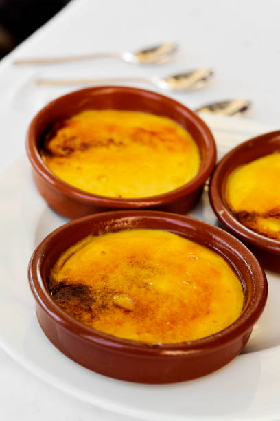 crema catalana, typical of catalonia, spain - custard creme brulee french cuisine crema catalana imagens e fotografias de stock