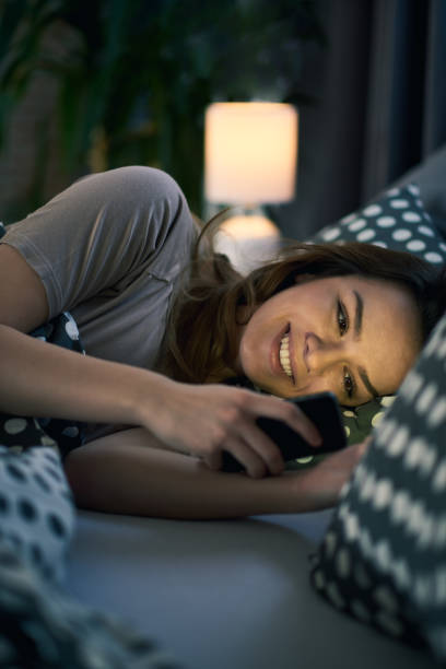 mädchen mit smartphone im bett - 6645 stock-fotos und bilder