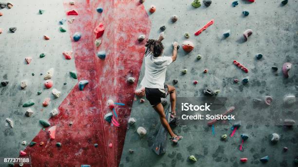 Solositzung In Der Kletterhalle Stockfoto und mehr Bilder von Sport - Sport, Klettern, Beweglichkeit