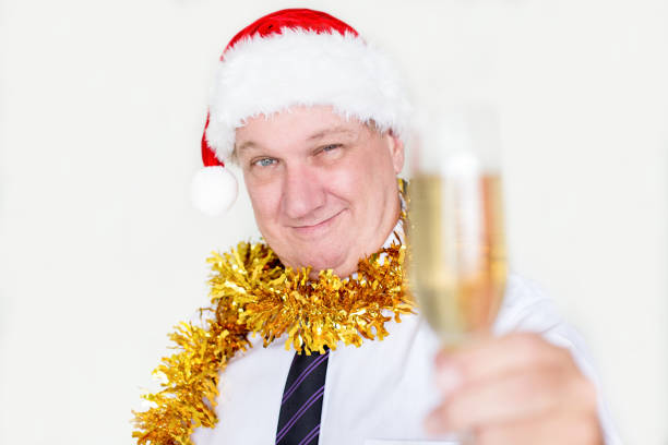 uomo d'affari positivo che celebra il natale - party business toast champagne foto e immagini stock