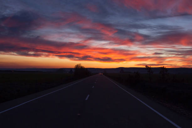 istock Sunset Road - Carretera al Atardecer 877386906