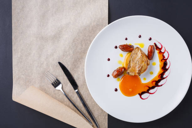 foie grillé avec fruits date et pomme - cuisine française photos et images de collection