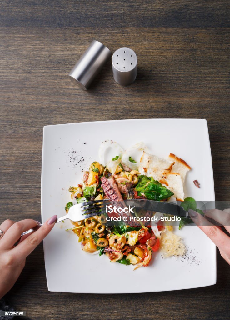 Salat mit Tintenfisch und Gemüse Draufsicht Essen - Lizenzfrei Bildhintergrund Stock-Foto