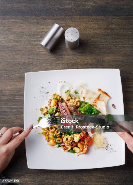 Salat Mit Tintenfisch Und Gemüse Draufsicht Essen Stockfoto und mehr Bilder von Bildhintergrund - Bildhintergrund, Blatt - Pflanzenbestandteile, Brotdose