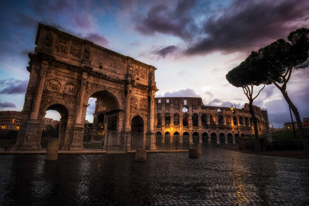 colosseum y constantine arch de noche - imperial italy rome roman forum fotografías e imágenes de stock