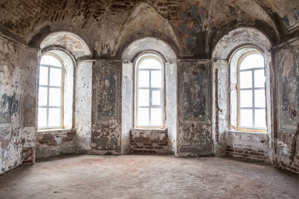 старый разрушенный храм - abandoned church indoors dirty стоковые фото и изображения