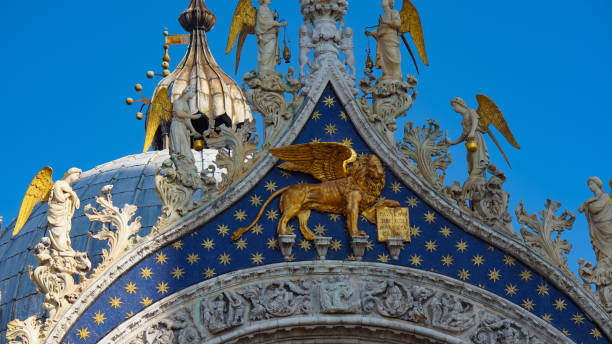 basilique saint-marc à venise, en italie. détails architecturaux de la basilique saint-marc, venise, italie. lion d’or saint-marc, symbole de la sérénissime venise - religious mark photos photos et images de collection