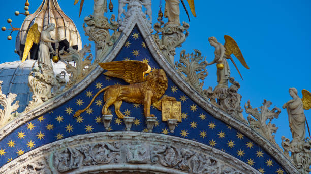 basilique saint-marc à venise, en italie. détails architecturaux de la basilique saint-marc, venise, italie. lion d’or saint-marc, symbole de la sérénissime venise - religious mark photos photos et images de collection