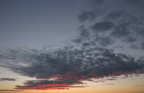 Rote Wolken am Abendhimmel – Foto