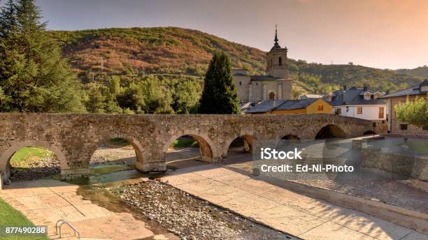 Letto Lungo Il Fiume Asciutto Sotto Lantico Ponte Romano In St James Way Molinaseca Spagna - Fotografie stock e altre immagini di Cammino di Santiago di Compostella