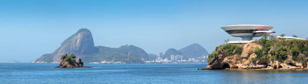 ニテロイ リオ ・ デ ・ ジャネイロ ブラジルの現代美術の博物館 - niemeyer museum of contemporary arts ストックフォトと画像