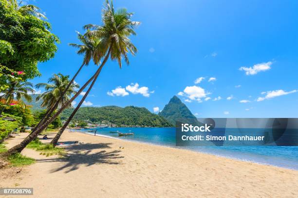 Photo libre de droit de Plage De Paradis Dans La Baie De Soufrière Avec Vue À Piton À Petite Ville Soufrière À Saintelucie Île Tropicale Des Caraïbes banque d'images et plus d'images libres de droit de Plage