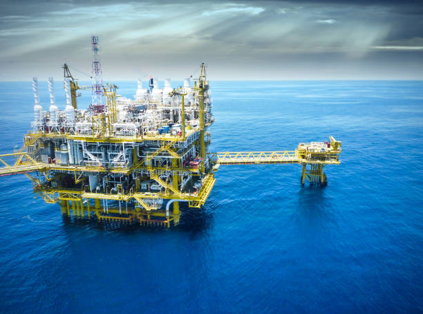 istock Oil and gas, rig, platform, offshore,refinery 877512066