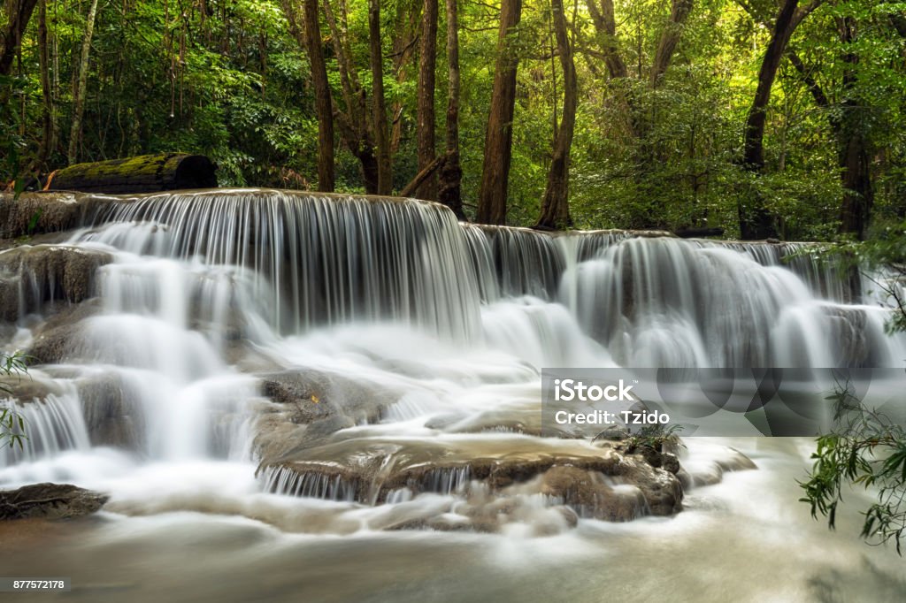 Piękny wodospad w lesie, wodospad huay mae khamin, prowincja Kanchanaburi, Tajlandia, Koncepcja podróży Natury - Zbiór zdjęć royalty-free (Azja)
