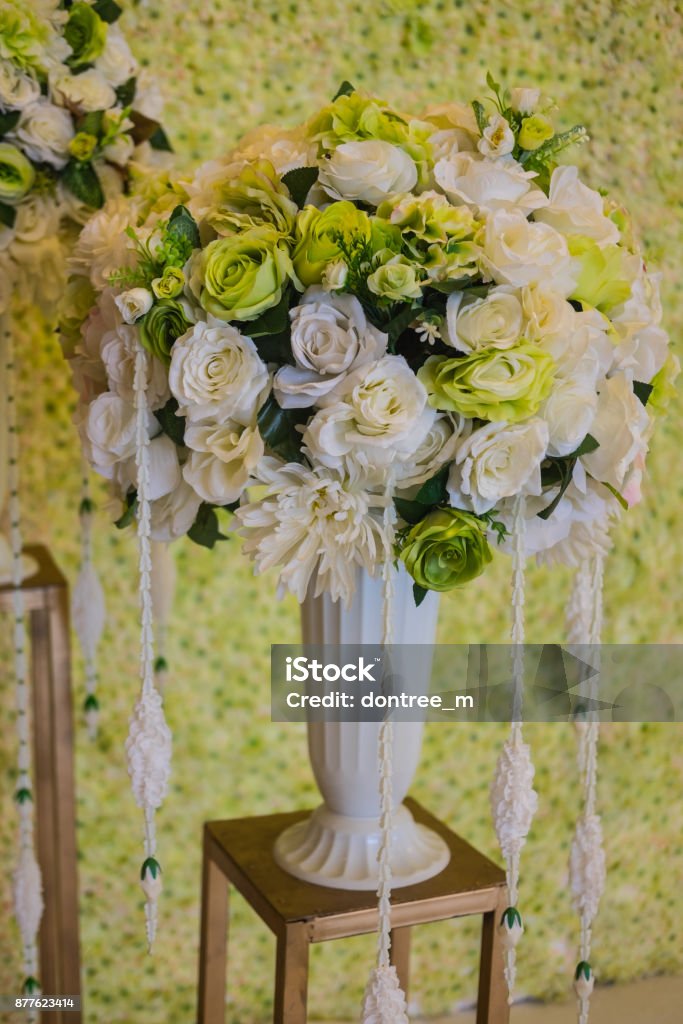 Flores Artificiales Rosas En Jarrones De Cerámica Hermosos Para La Decoración En La Ceremonia De La Boda Foto de stock y más banco de imágenes de Arreglo - iStock Flores Artificiales Rosas En Jarrones De Cerámica Hermosos Para La Decoración En La Ceremonia De La Boda Foto de stock y más banco de imágenes de Arreglo - iStock