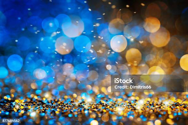 Luci Di Natale Sfondo Sfocato Bokeh Gold Blue - Fotografie stock e altre immagini di Sfondi - Sfondi, Festeggiamento, Capodanno