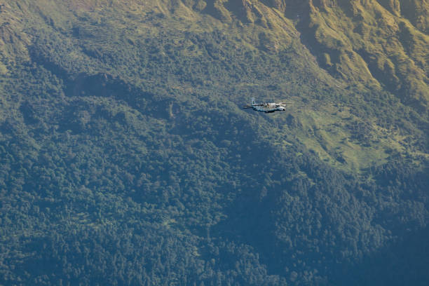 samolot lecący wśród himalajów. - himalayas mountain nepal mountain range zdjęcia i obrazy z banku zdjęć