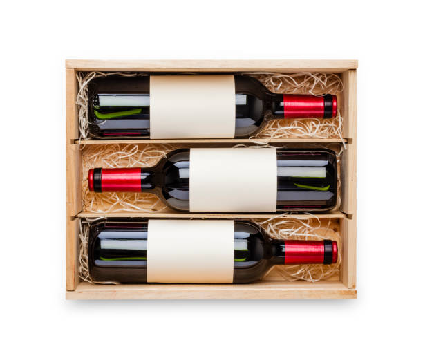 scatola di legno aperta con tre bottiglie di vino rosso al suo interno isolate su sfondo bianco - bottle wine white blank foto e immagini stock