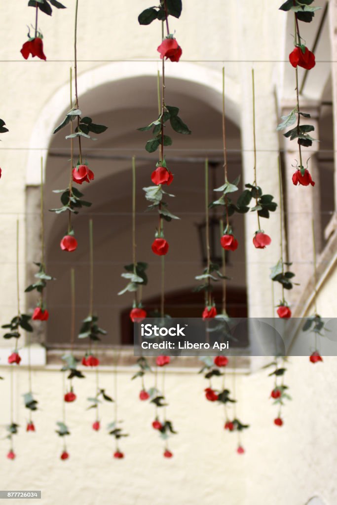 Foto de Decoração Com Rosas De Cabeça Para Baixo e mais fotos de stock de  Bola de Árvore de Natal - Bola de Árvore de Natal, Cidade, De Cabeça Para  Baixo - iStock