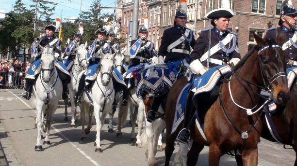 gemonteerde brigade van de koninklijke marechaussee weergave tijdens prinsjesdag in de hague.netherlands - prinsjesdag stockfoto's en -beelden
