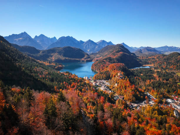 vista aérea da alpes bávaros e lago de alpsee no atumn, alemanha - hohenschwangau castle - fotografias e filmes do acervo