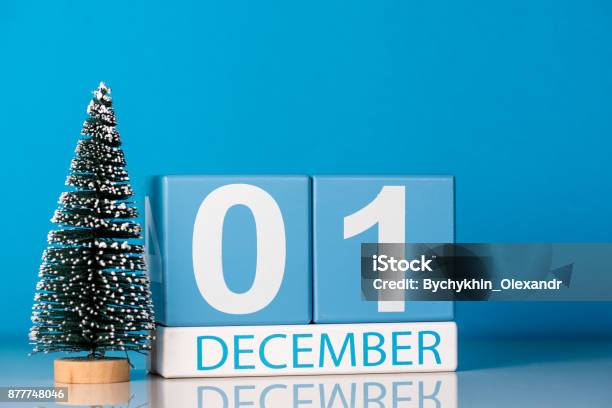 1 De Diciembre Día 1 Del Mes De Diciembre Calendario Con Arbolito De Navidad Sobre Fondo Azul Horario De Invierno Concepto De Año Nuevo Foto de stock y más banco de imágenes de Primer puesto