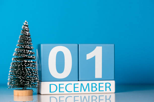 1 de dezembro. dia 1 do mês de dezembro, calendário com árvore de natal sobre fundo azul. tempo de inverno. conceito de ano novo - calendar september education month - fotografias e filmes do acervo