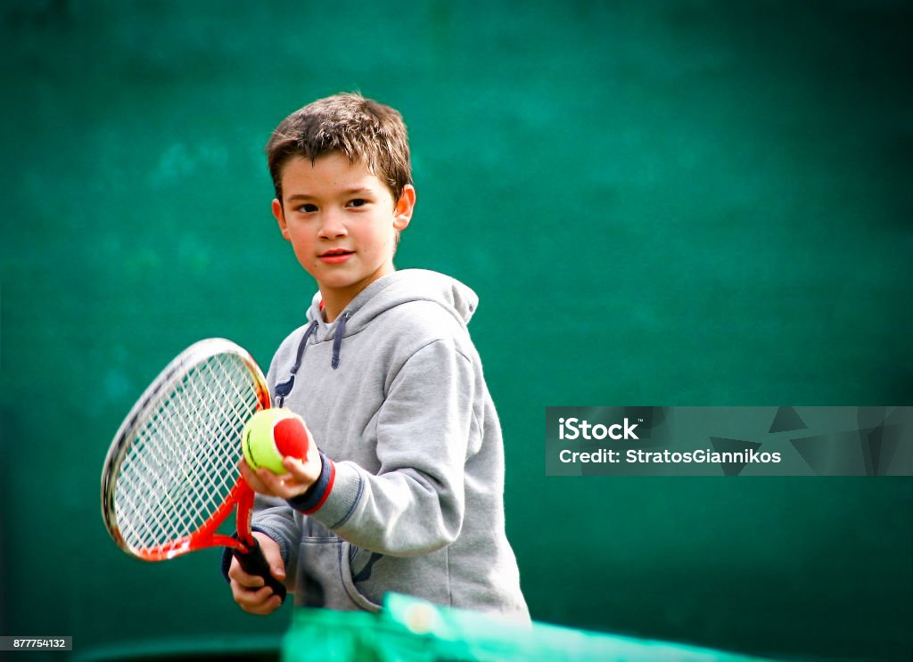 Kleine Tennisspieler auf grünem Hintergrund jedoch unscharf - Lizenzfrei Kind Stock-Foto
