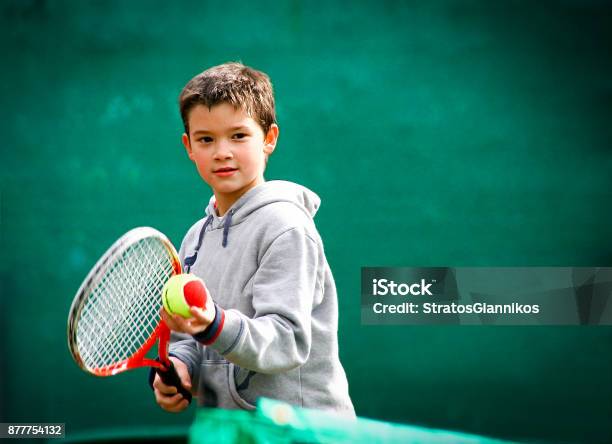Kleine Tennisspieler Auf Grünem Hintergrund Jedoch Unscharf Stockfoto und mehr Bilder von Kind