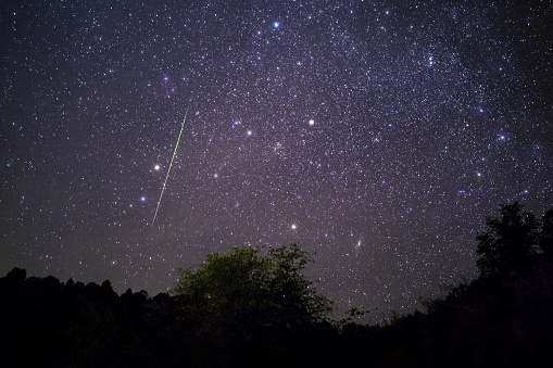 Lluvia de meteoros y cielo estrellado. photo