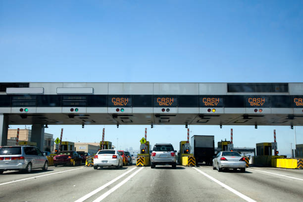 золотые ворота платная плаза - toll booth стоковые фото и изображения