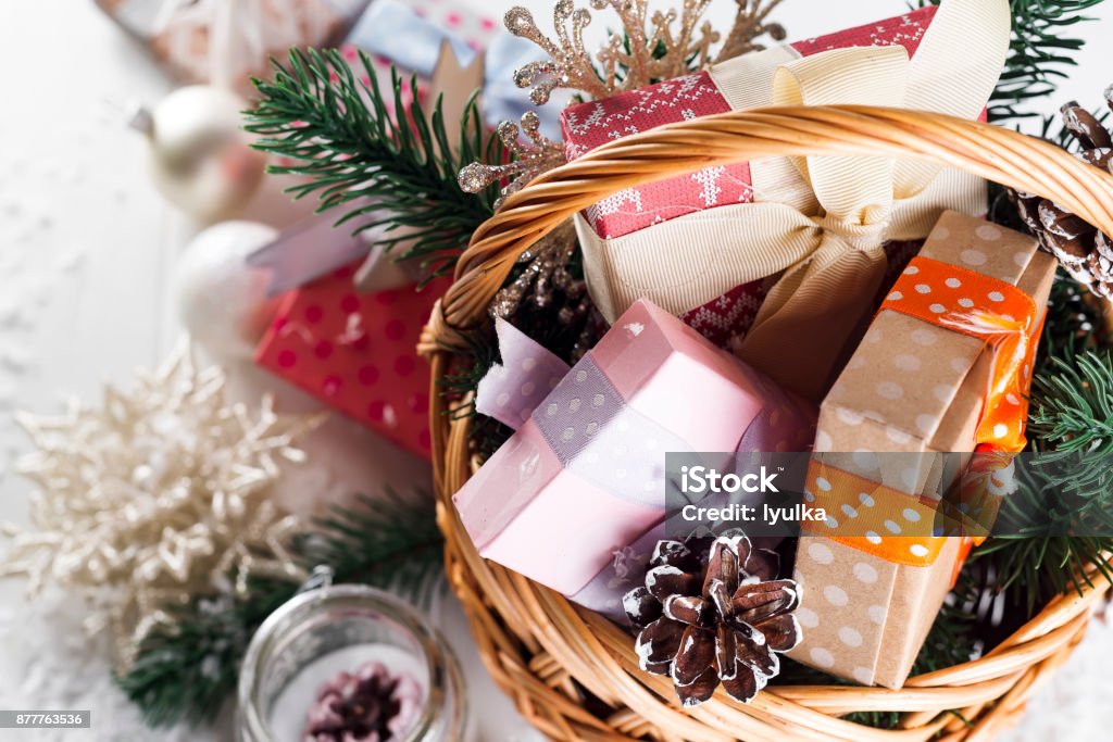 Weihnachtsgeschenke auf hölzernen Hintergrund. - Lizenzfrei Geschenk Stock-Foto