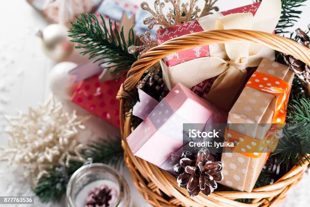Weihnachtsgeschenke Auf Hölzernen Hintergrund Stockfoto und mehr Bilder von Geschenk - Geschenk, Gruppe von Gegenständen, Korb